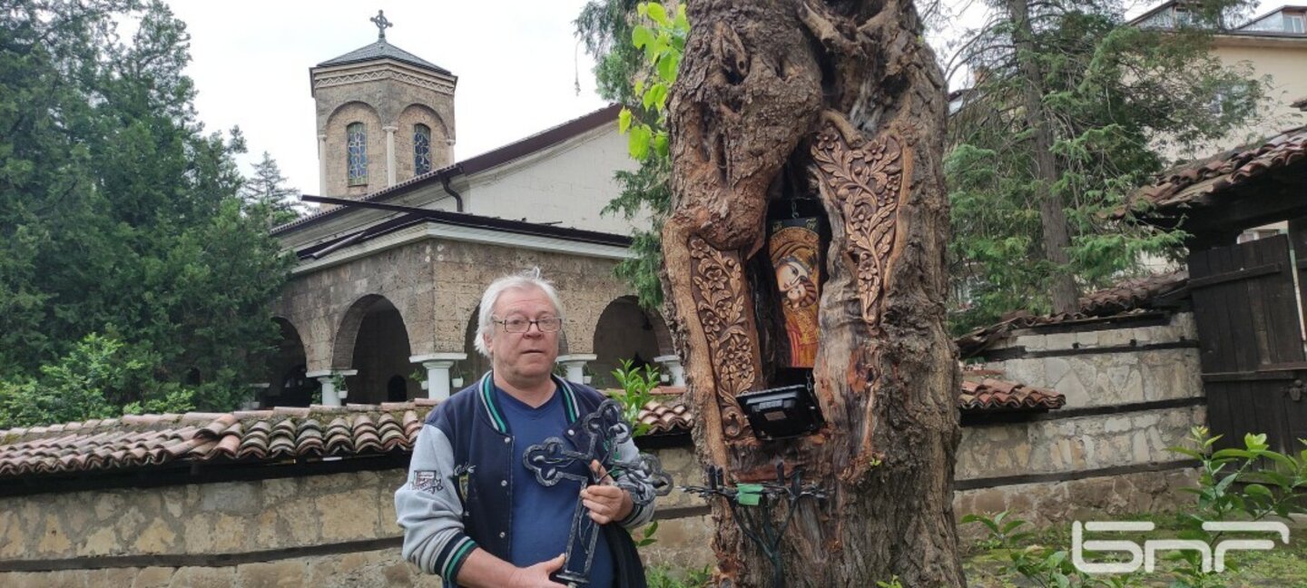 Vratsa zanaatkarları dut ağacının kovuğuna bir şapel inşa ettiler