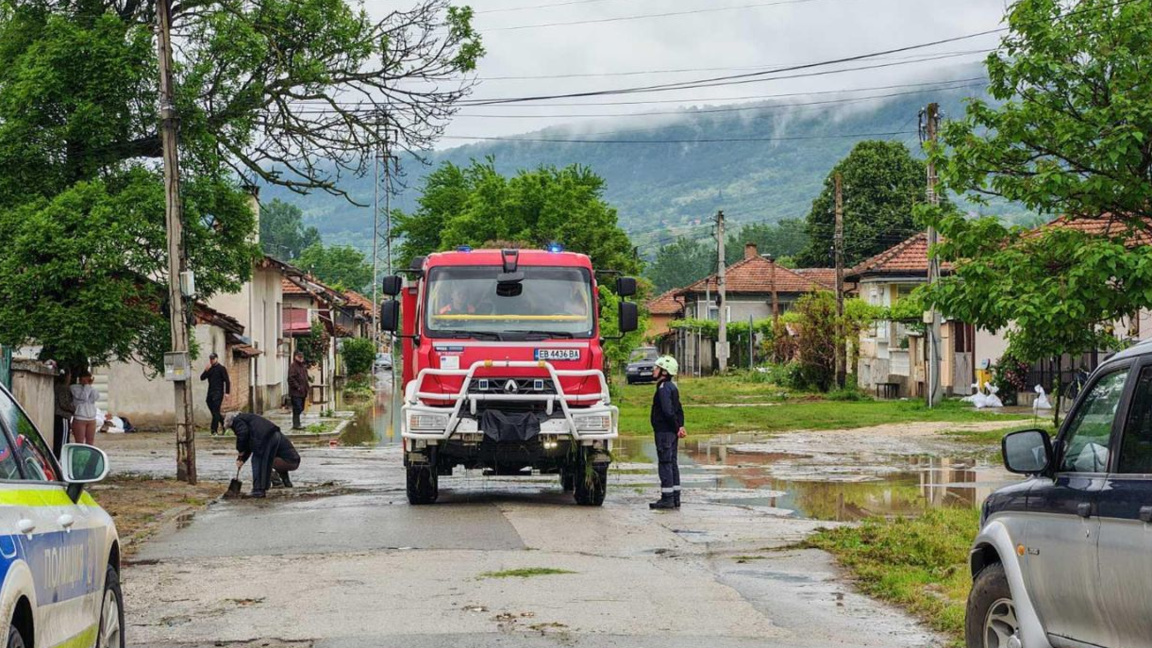 After the floods in northern Bulgaria, people are clearing their flooded homes