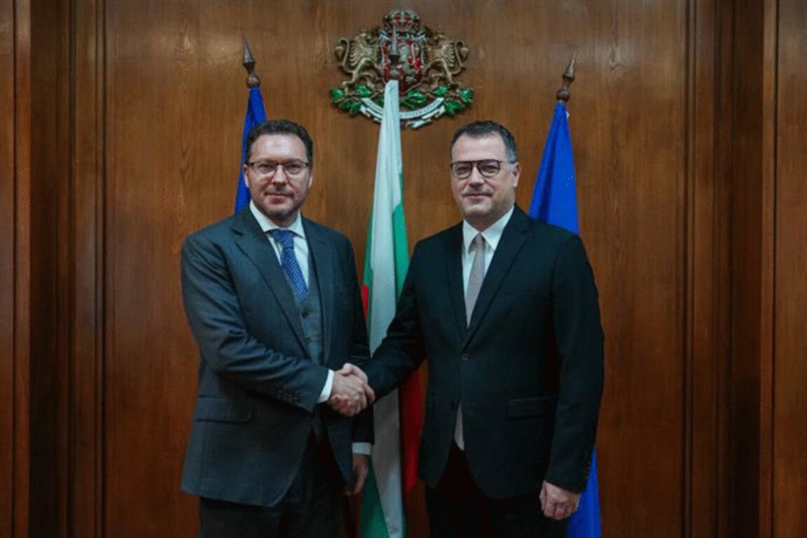 Sh. e Tij Haxhi Bajraktari (djathtas) dhe Ministri Daniell Mitov