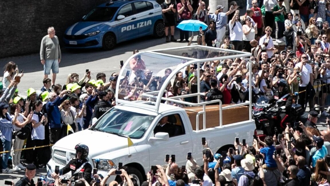 Хората придружиха ковчега на папа Франциск от базиликата "Свети Петър" до базиликата "Санта Мария Маджоре", където беше погребан.