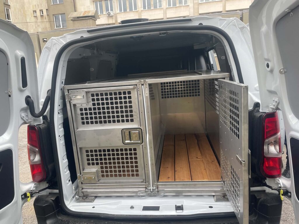 Два нови автомобила за полицейски кучета за дирекцията в Кюстендил