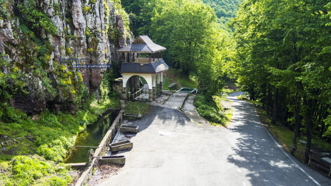 Des milliers affluent vers la source curative à Dambala...