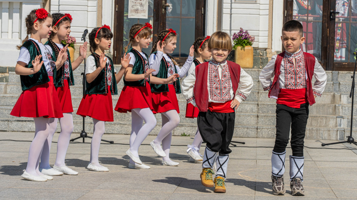 Царево посрещна Цветница с фолклорен концерт и много настроение