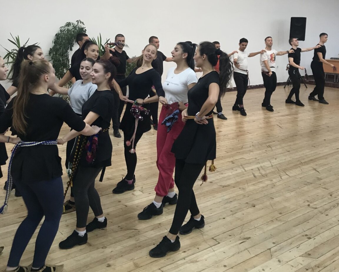 Студенти от ЮЗУ с последни щрихи за Националния фестивал на изкуствата