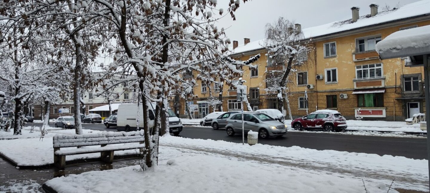 На отделни места ще превалява слаб сняг