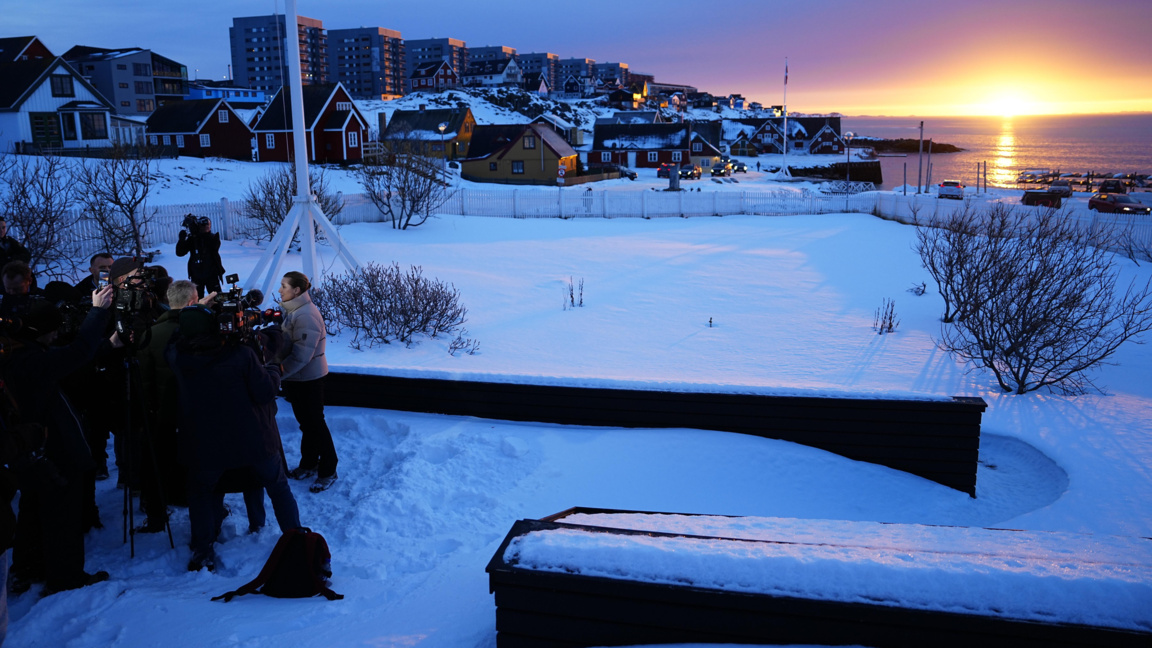 Залез над Нуук - столицата на Гренландия