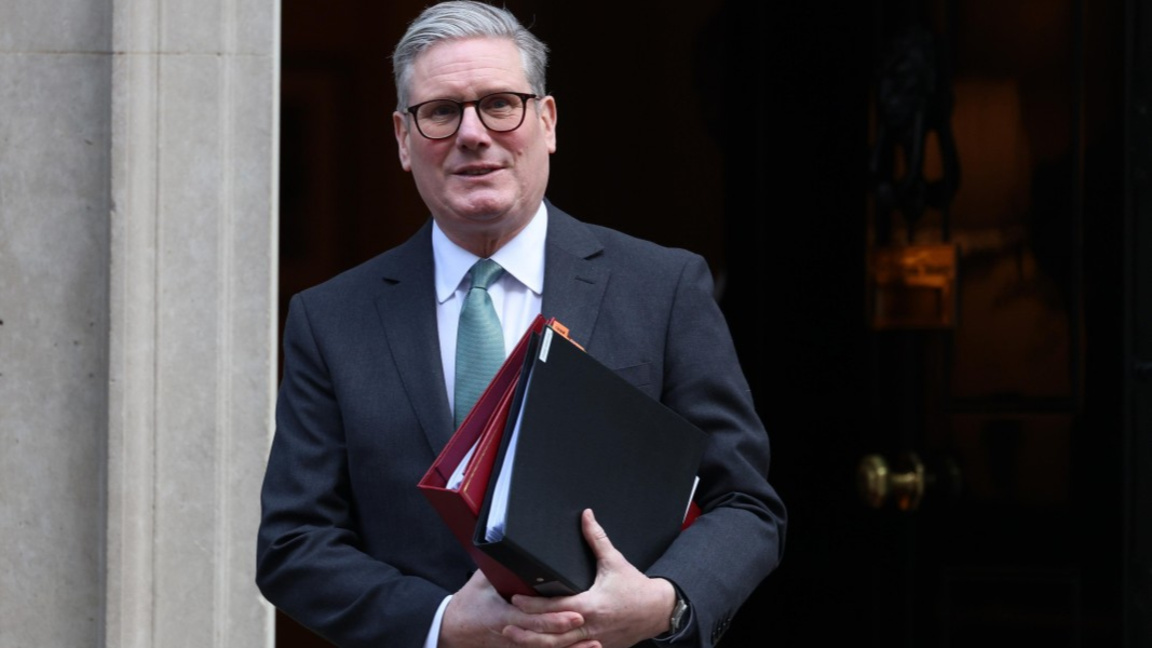 Киър Стармър тръгва от Даунинг стрийт 10 към парламента в Лондон  за седмичната сесия с въпроси към министър-председателя, 5 март 2025 г.