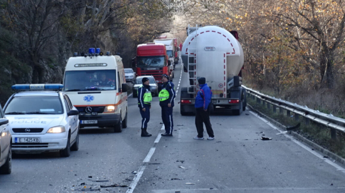 Тежкотоварен камион аварира в района на Кресненското дефиле