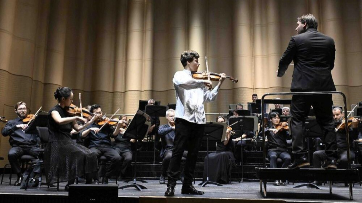 Violinist bullgar merr violinë italiane të shek. XVIII pas një konkursi zviceran