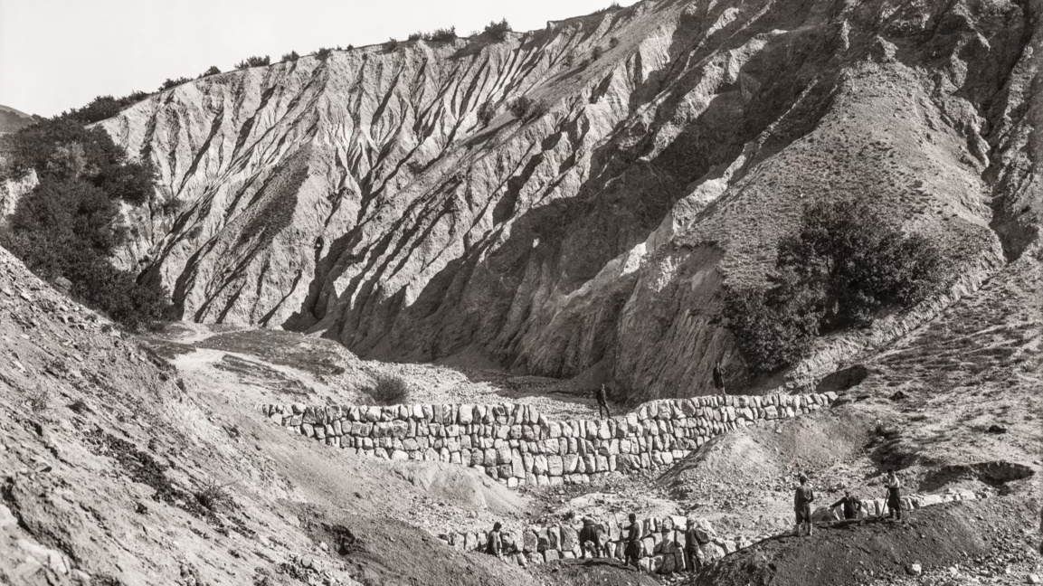 Укрепяване на пороите и залесяване