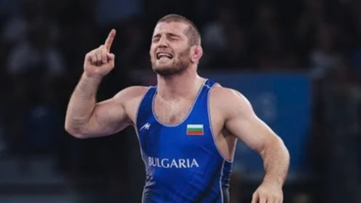 Магомед Рамазанов с приза за №1 в борбата 
