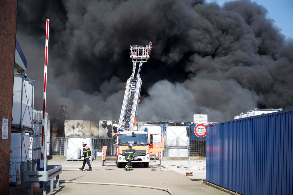 Голям пожар на пристанището в Хамбург, има пострадали хора