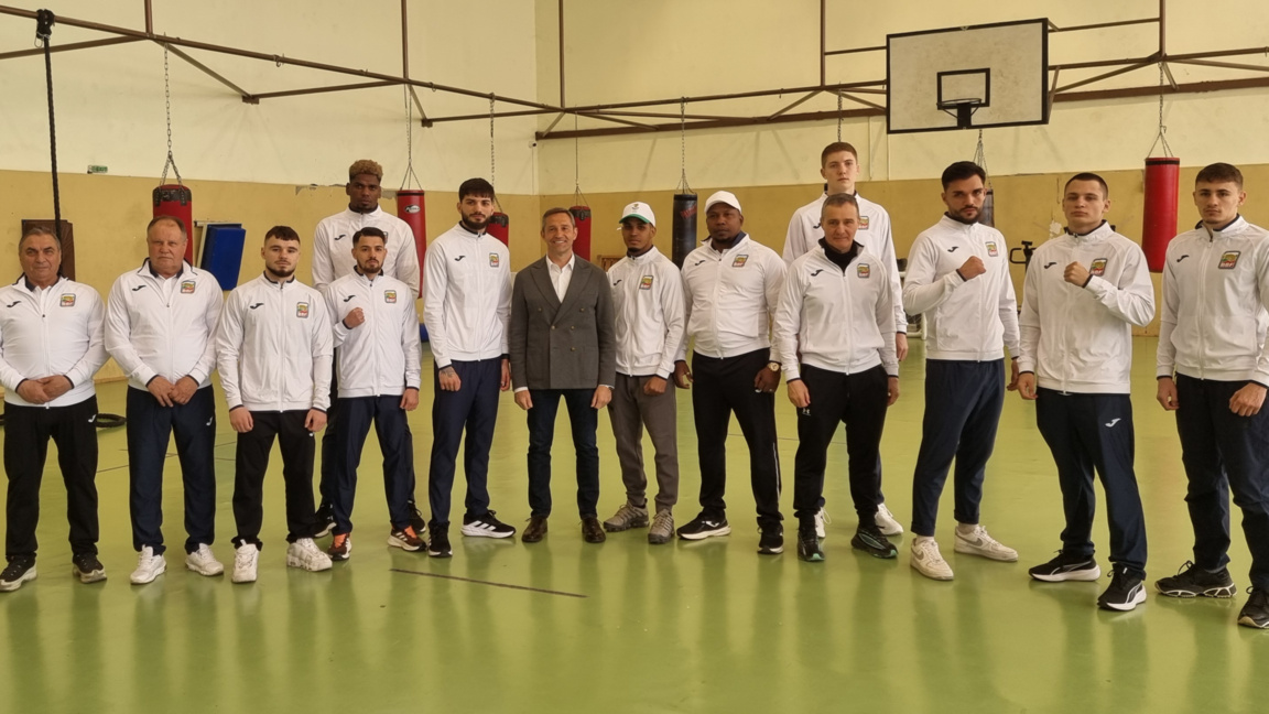 Боксовите национали позират след тренировка на "Данабад" с президента на федерацията Инински.