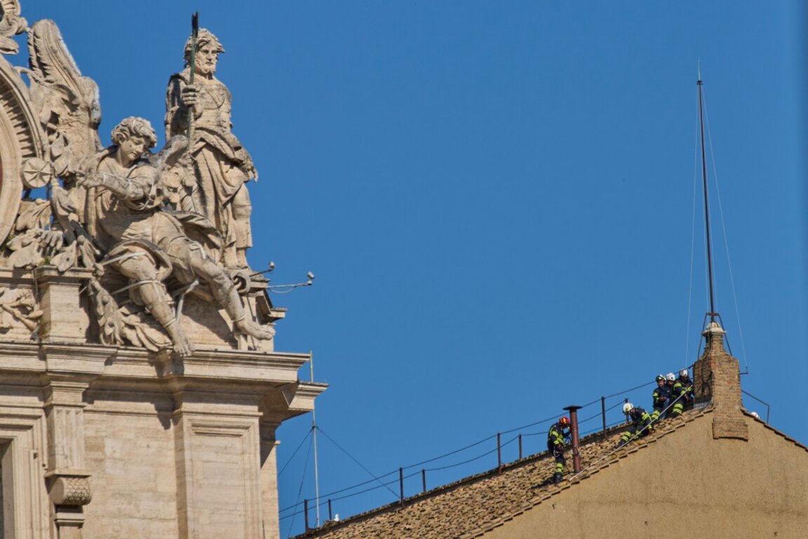 Монтираха комина на Сикстинската капела в очакване на конклава