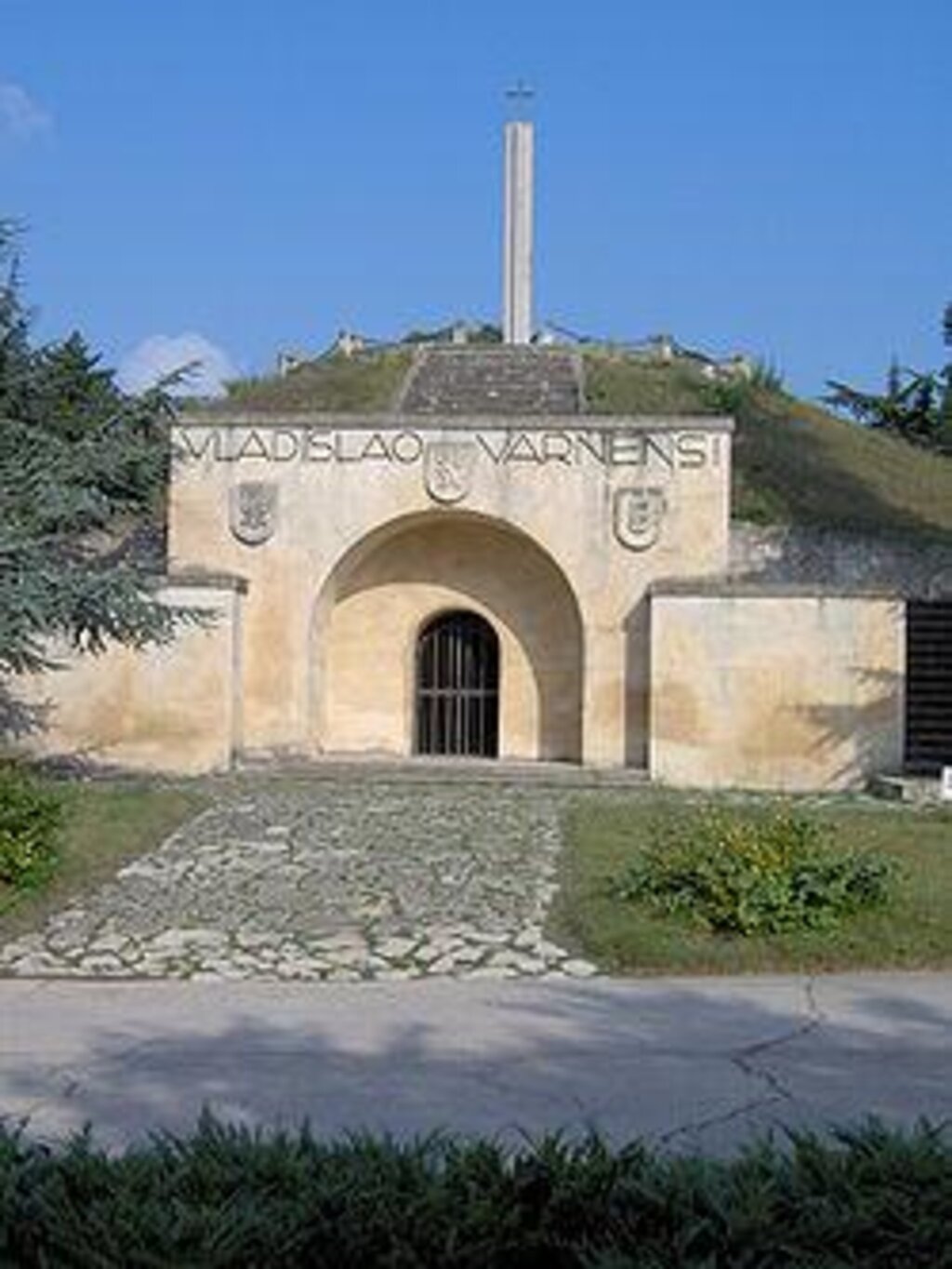 Безплатни музейни турове по повод 90-годишнината от откриването на мавзолея на крал Владислав във Варна