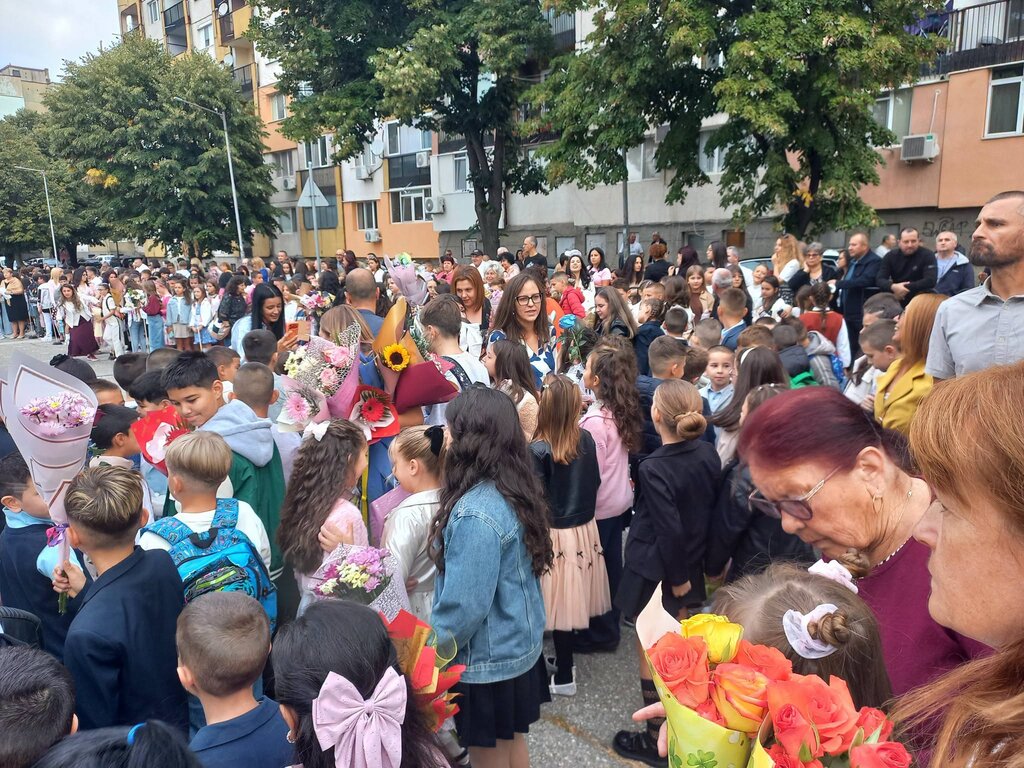 Министър Карамфилова откри учебната година в Осмо СУ в Благоевград