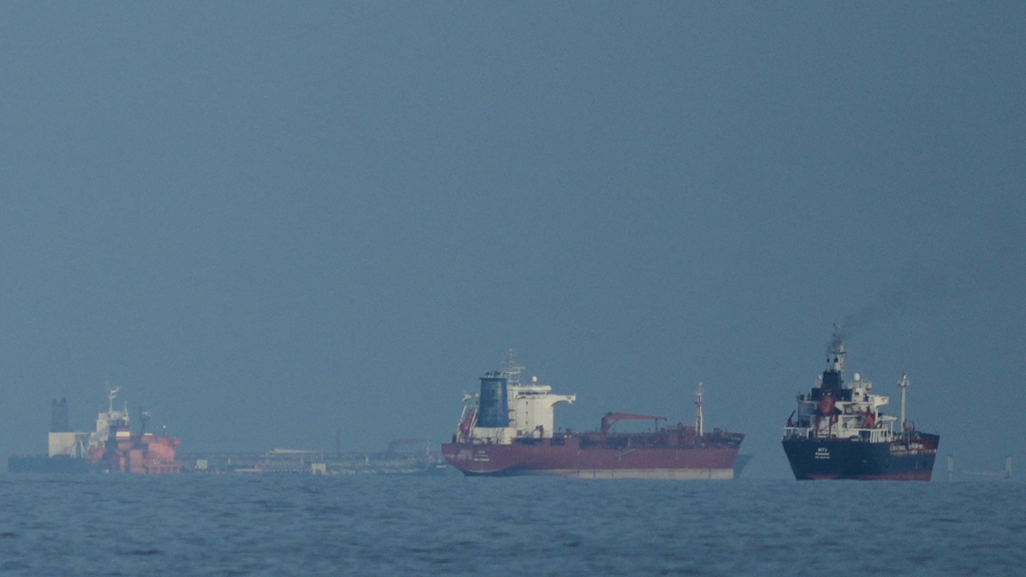 Петролни танкери и товарни кораби чакат в Ормузкия проток