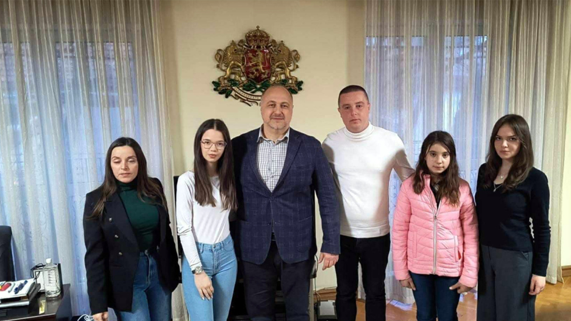 В Генералното консулство на България в Ниш наградиха ученици от Босилеград