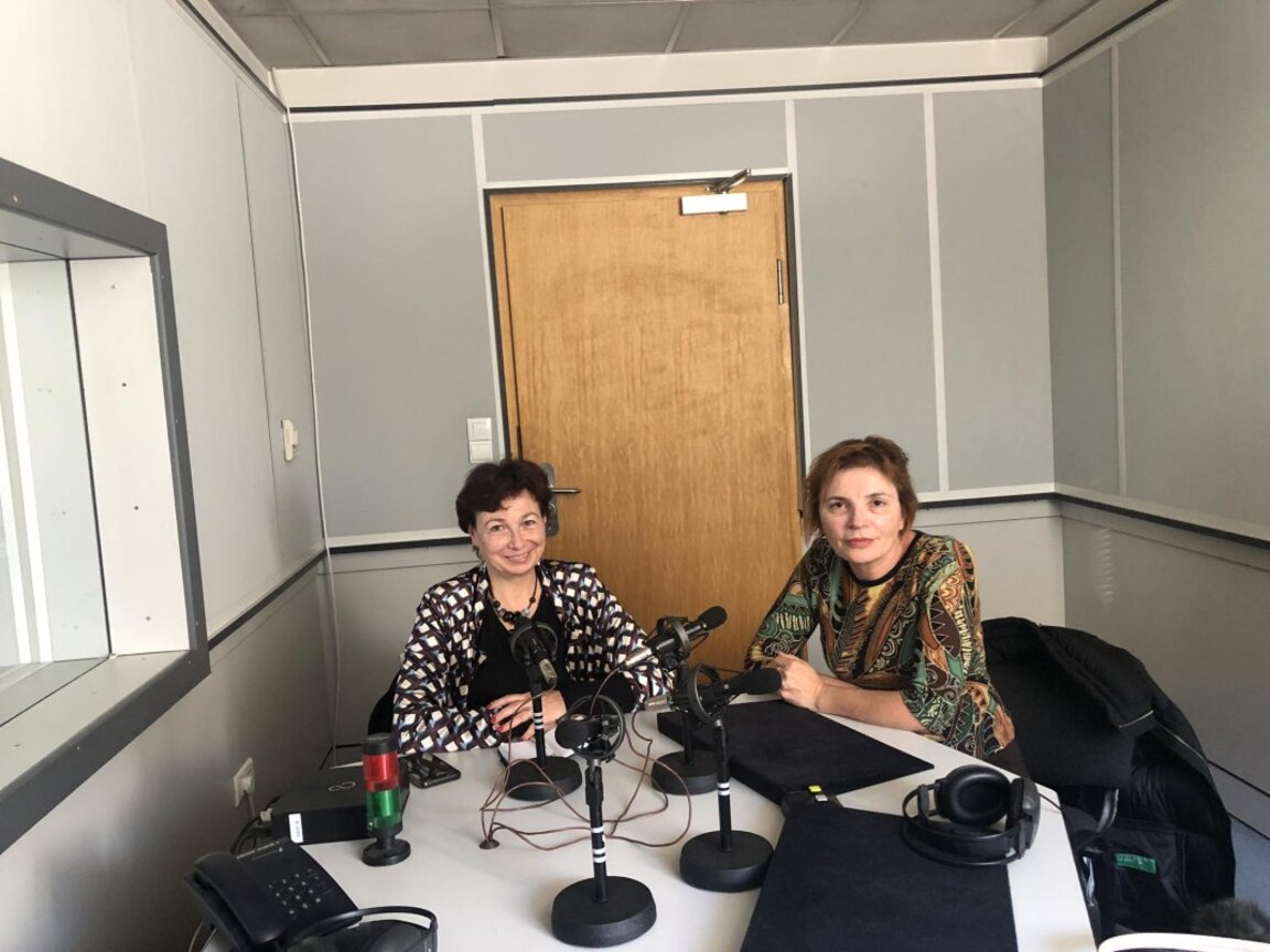 Д-р Поликсена Хардалова и проф. 
Елена Благоева (вдясно)