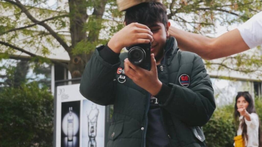 Михаела Вачева помага на деца бежанци чрез фотоизкуство да лекуват раните си