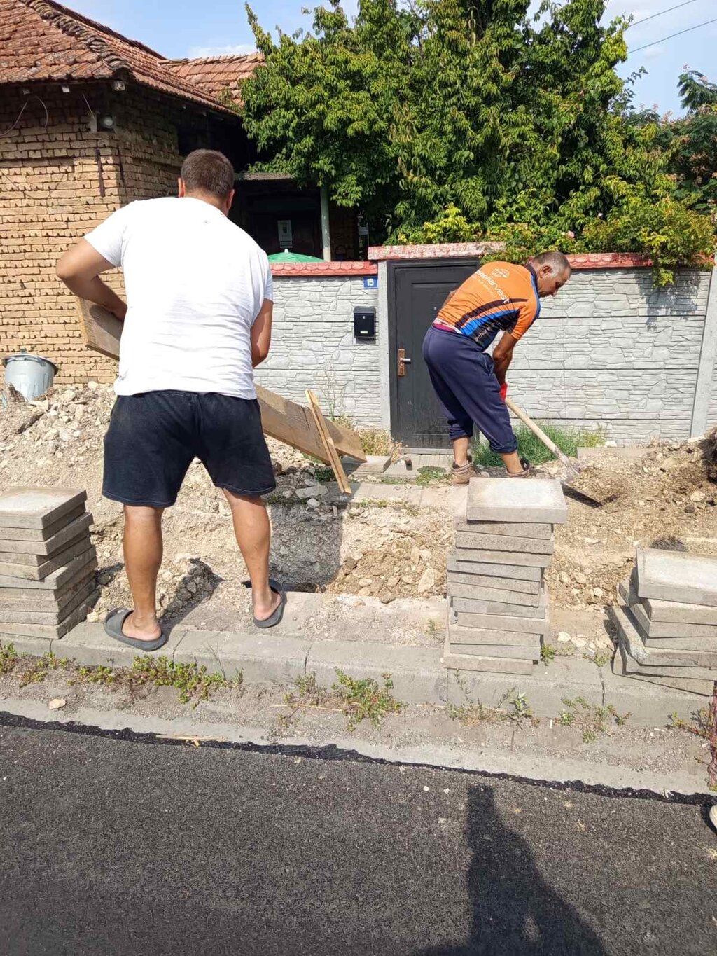 Запълниха част от рова пред дома в Радко Димитриево