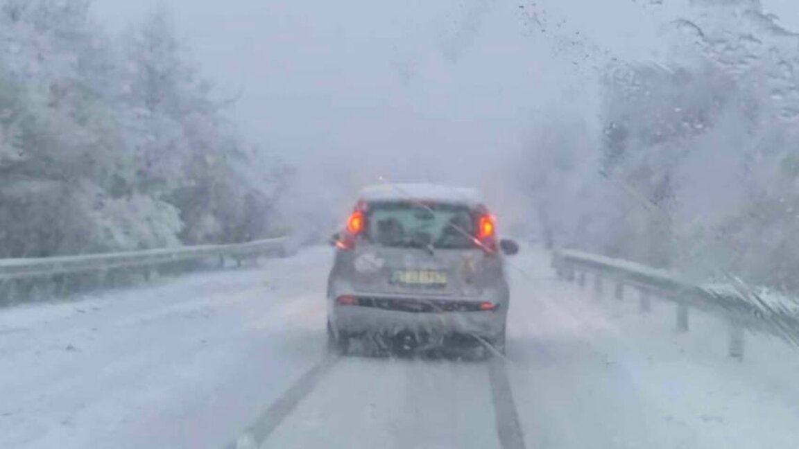 “Cumhuriyet Geçidi”nde trafik, kış koşullarında gerçekleşiyor