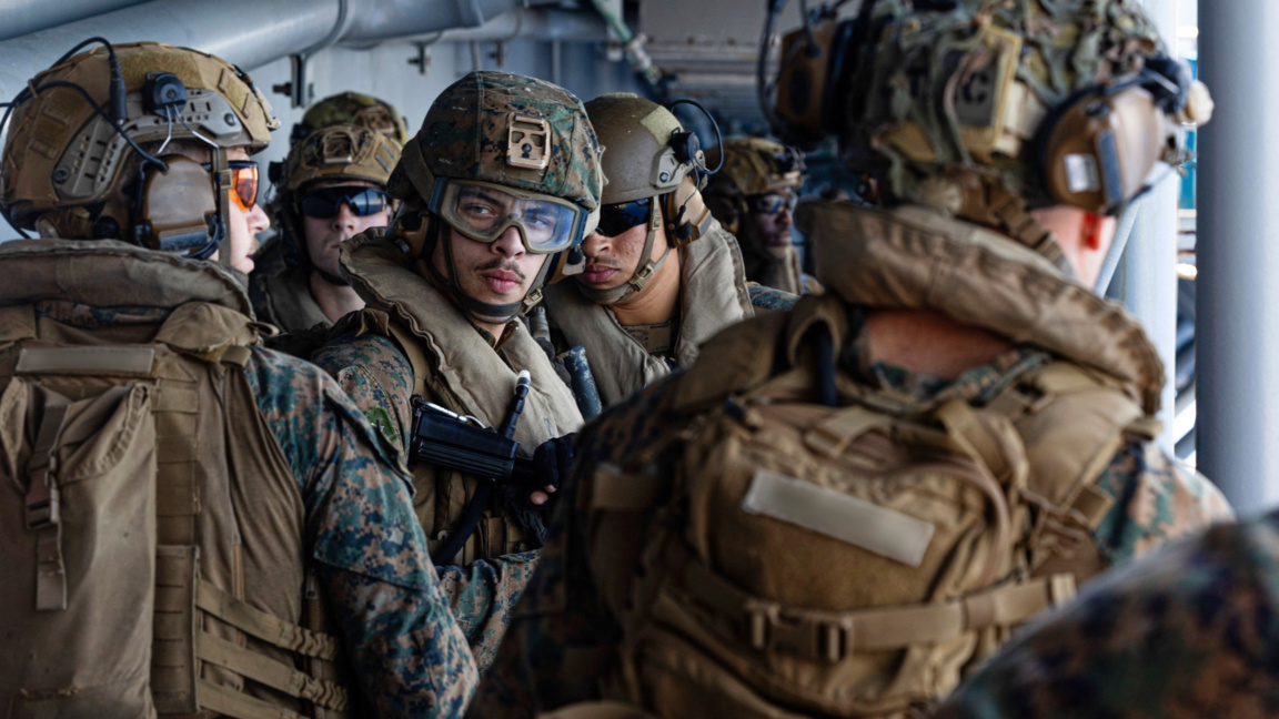 Кадър от видео, предоставено от Централното командване на САЩ (СЕНТКОМ), показва американски моряци и морски пехотинци на борда на USS Tripoli (LHA 7), 27 март 2026 г.