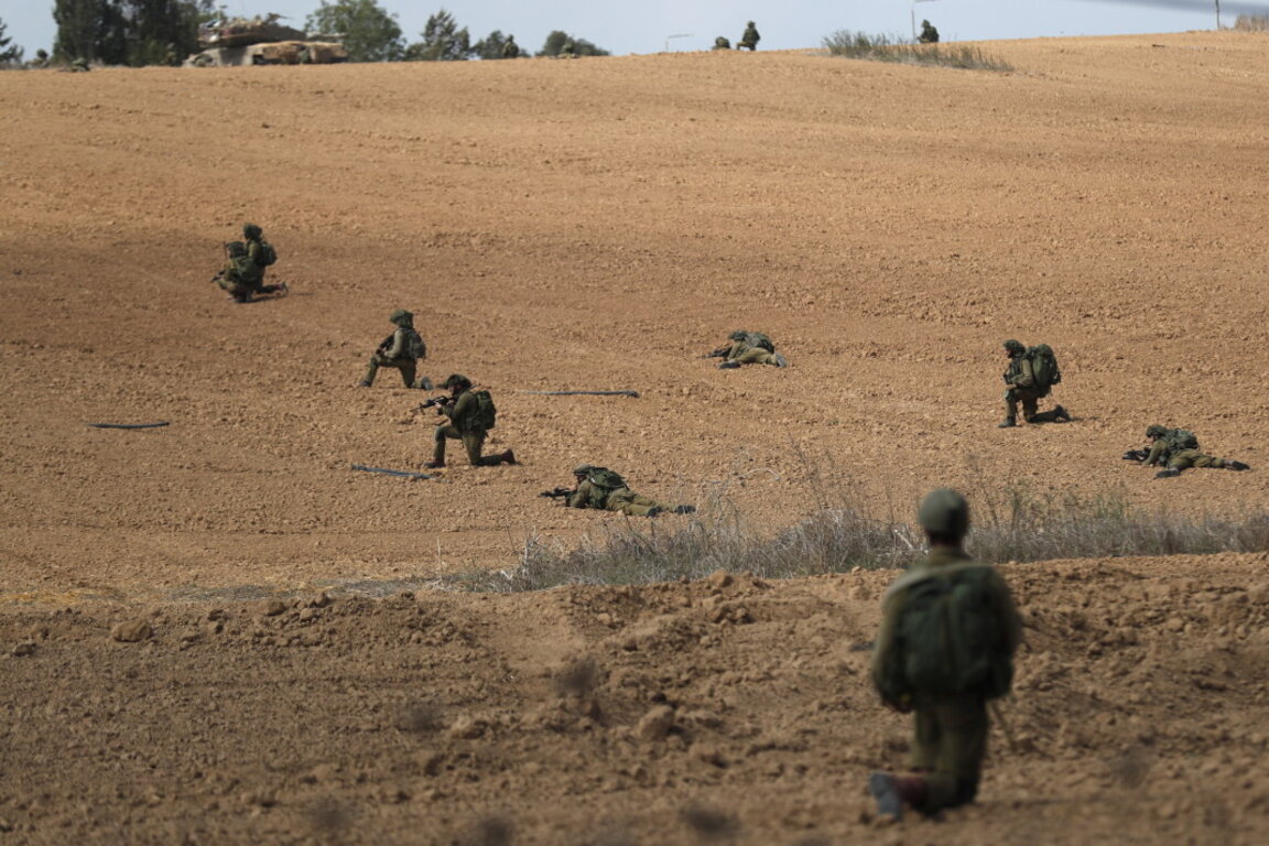 Израелски бойци на позиция в южната част на страната, 10 октомври 2023 г.