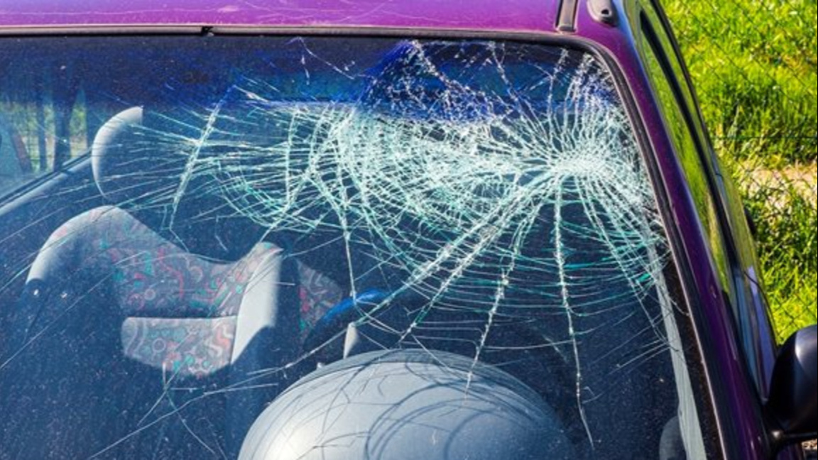 Повдигнаха обвинение на 19 годишен грък, потрошил стъклата на 7 коли в Пловдив