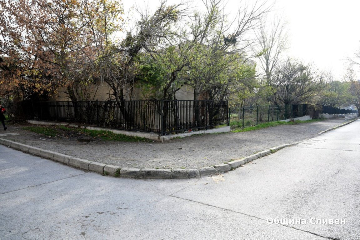 Започна ремонт на тротоарите около училище „Елисавета Багряна“ в Сливен