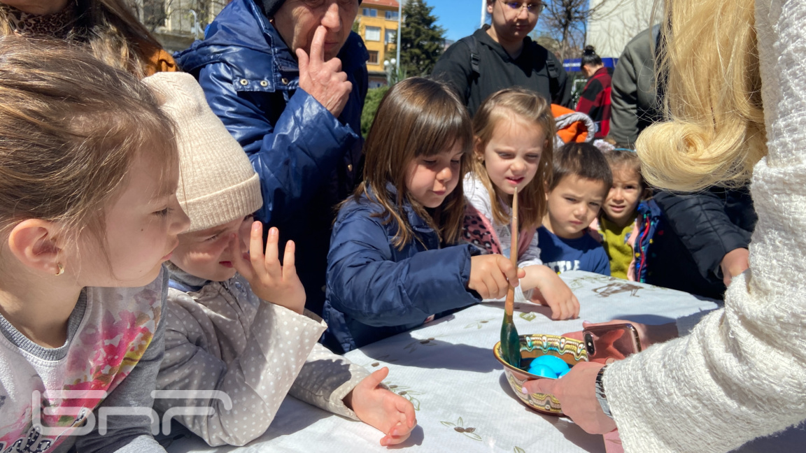 „Багрилница за яйца“ възражда великденските традиции до Часовника в Бургас