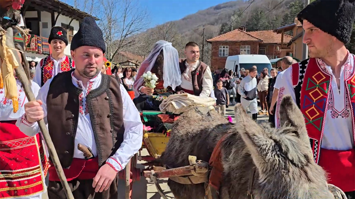 Мужчина выступает в роли невесты в обыча...