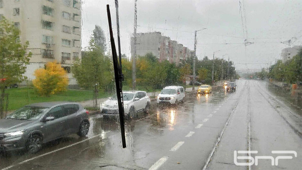Облачно с валежи от дъжд