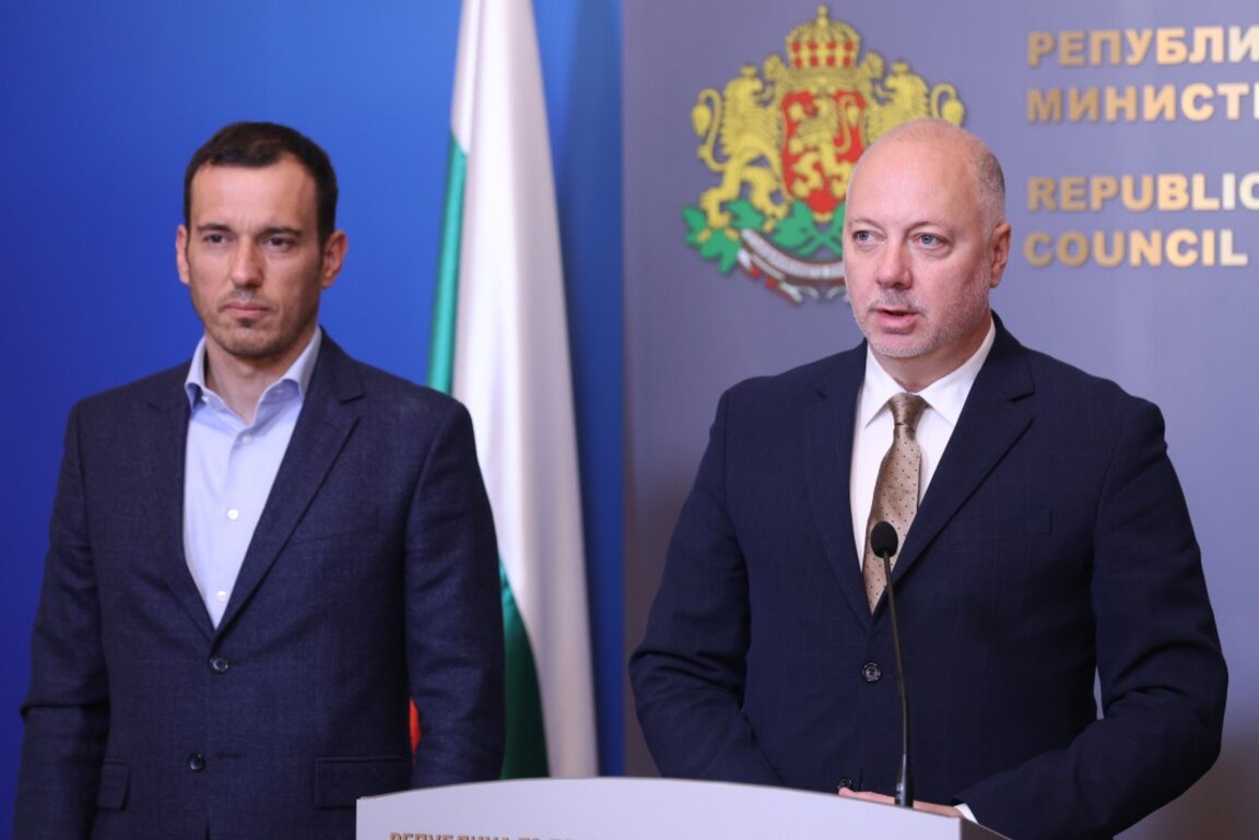 Брифинг по повод сметосъбирането в столицата се провежда в сградата на Министерски съвет. На снимката: кметът на столицата Васил Терзиев (вляво) и премиерът Росен Желязков.