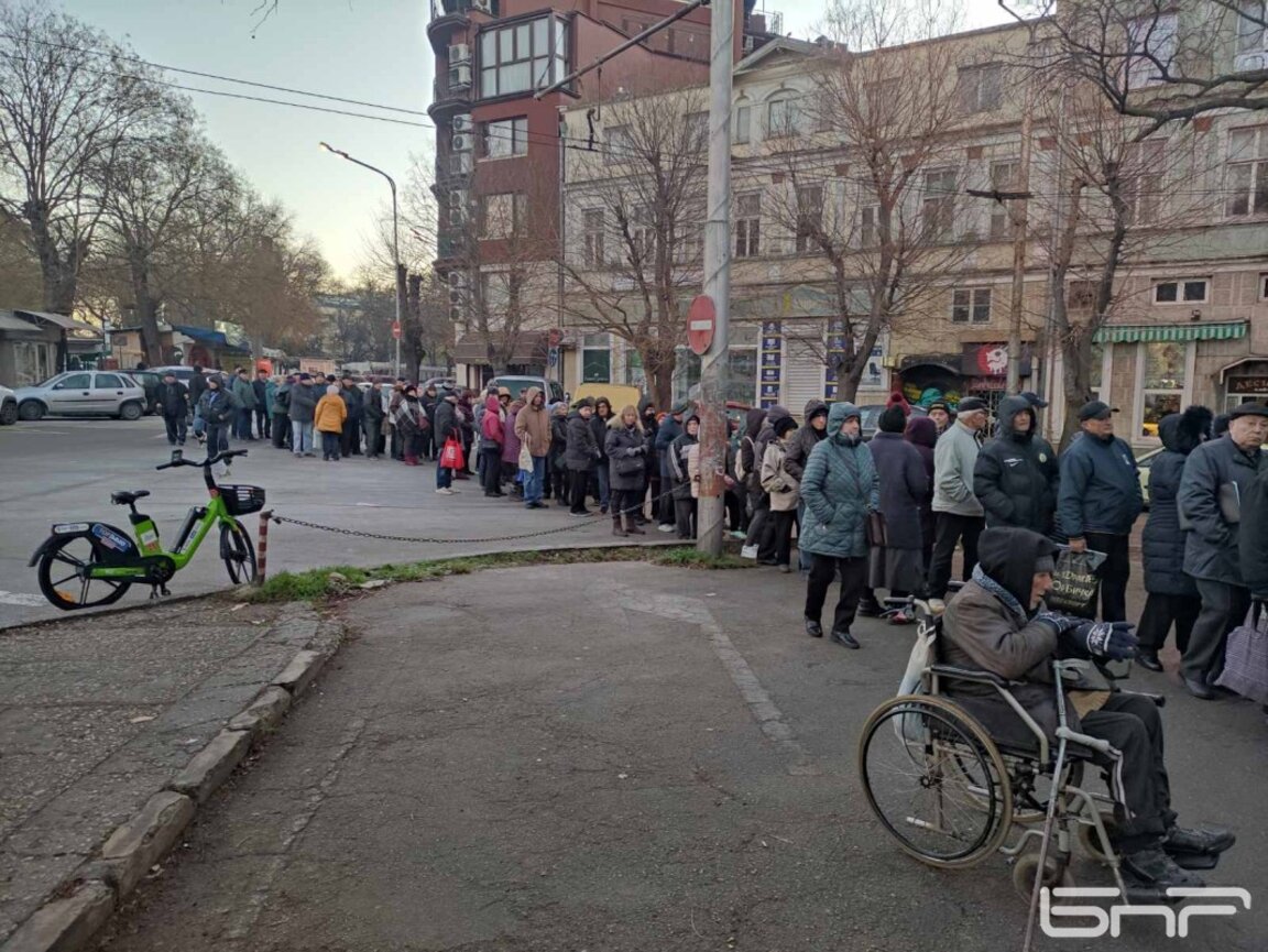 Дълга опашка за безплатни карти за градския транспорт във Варна