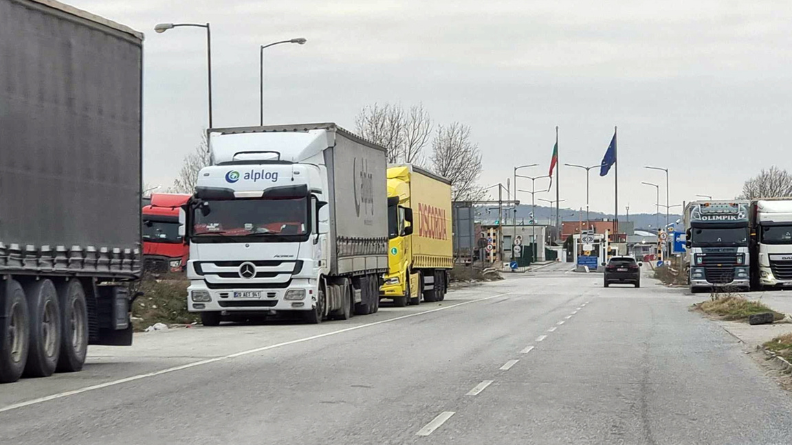 Intenso tráfico para vehículos de carga en la frontera con Turquía 