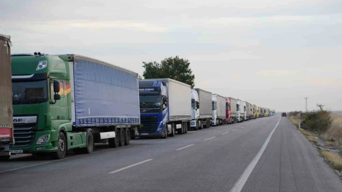Hamzabeyli’de 37 kilometrelik kuyruk Türk TIR şoförlerini çileden çıkardı