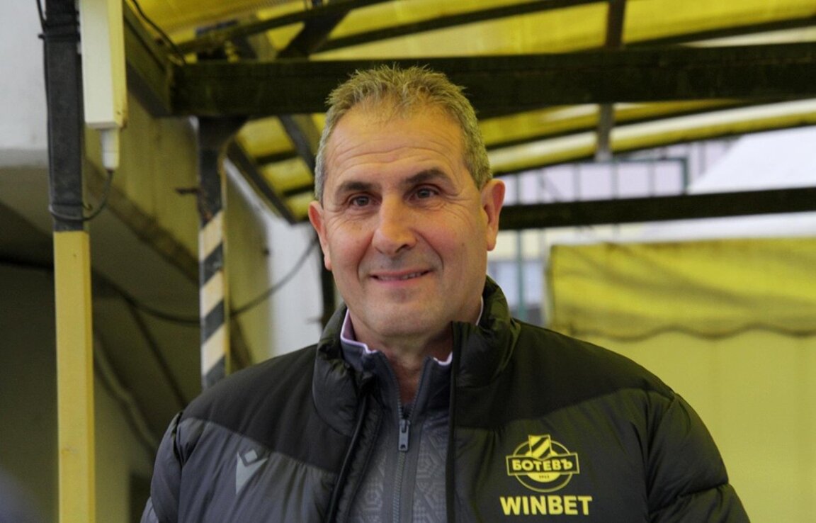 Херо ще дебютира начело на "канарчетата" срещу ЦСКА.