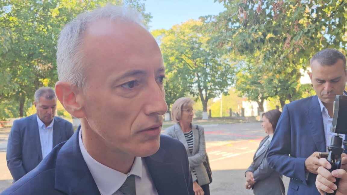 Министърът на образованието Красимир Вълчев