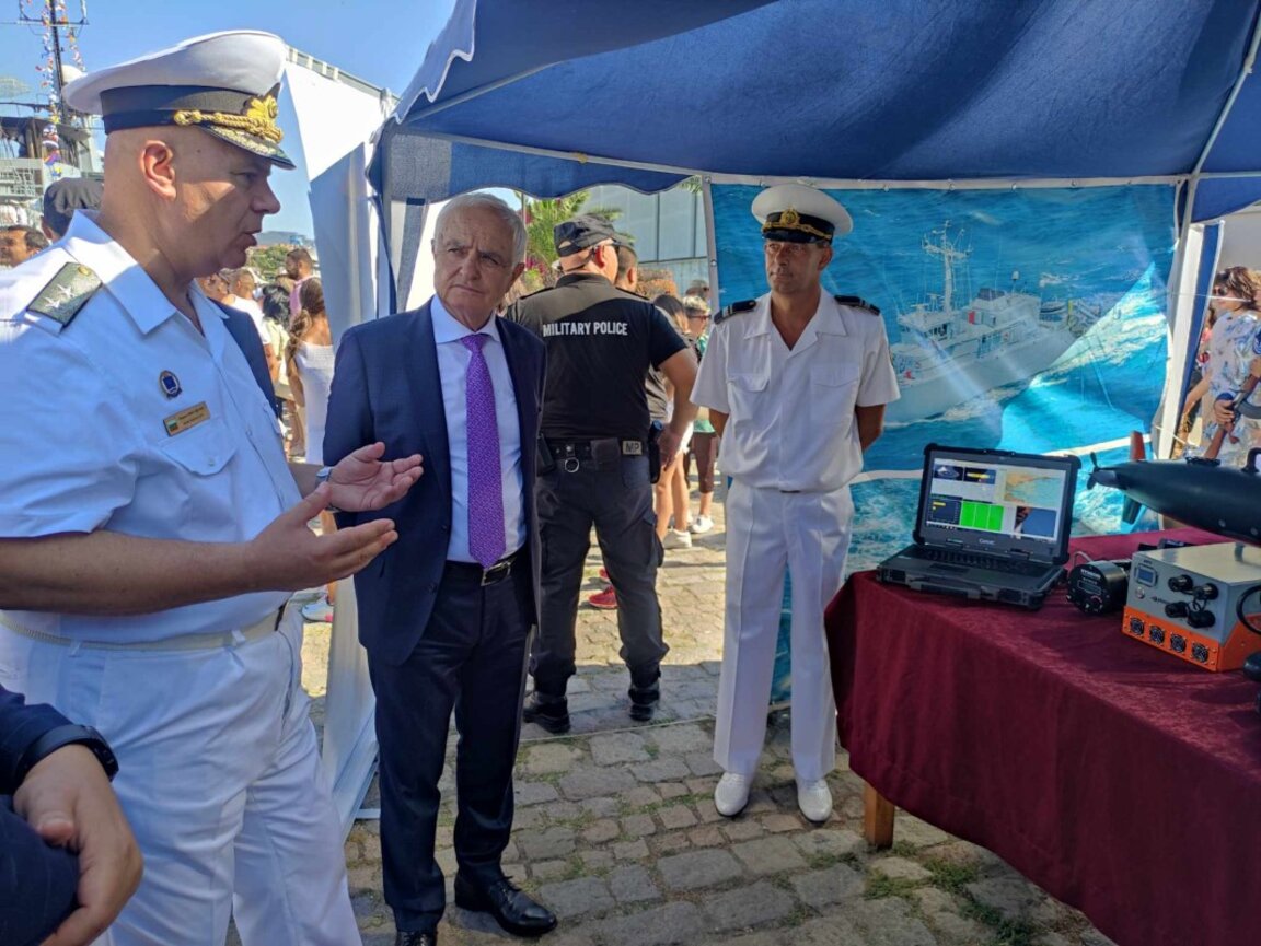 Служебният министър на отбраната все още не е водил разговори да остане на поста