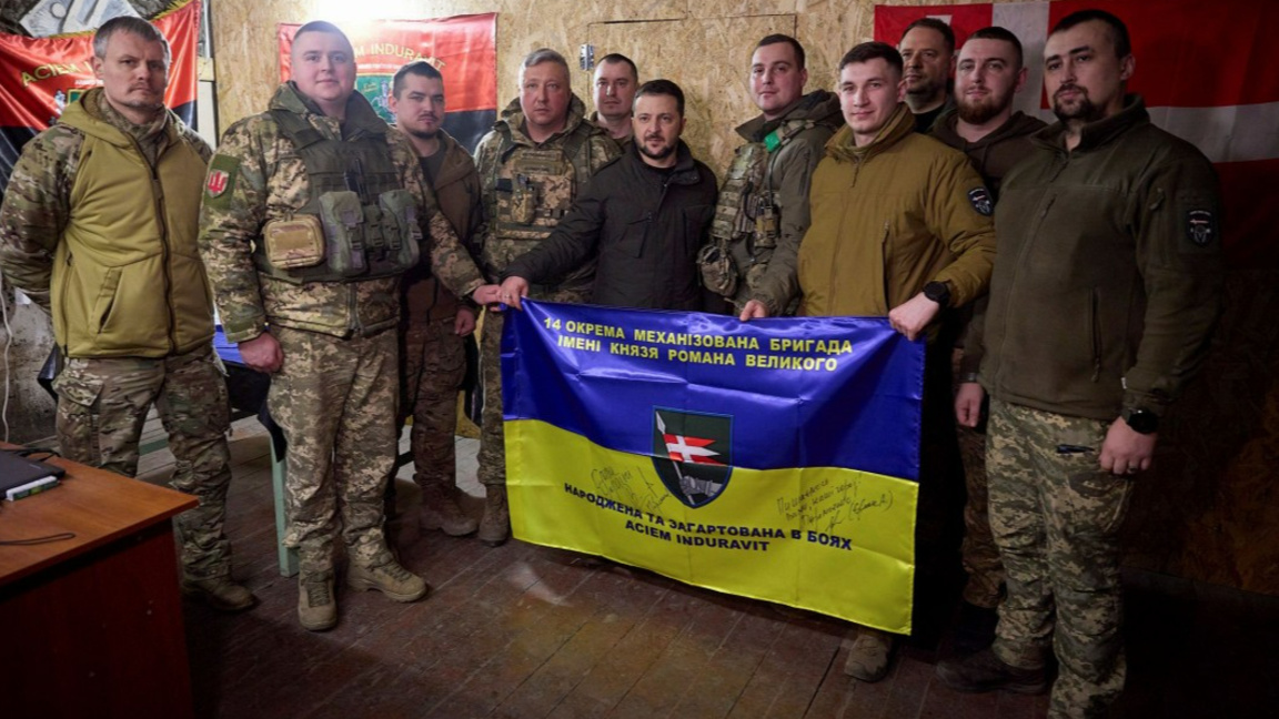 Президентът на Украйна Володомир Зеленски сред войници на фронтовата линия в района на Купянск