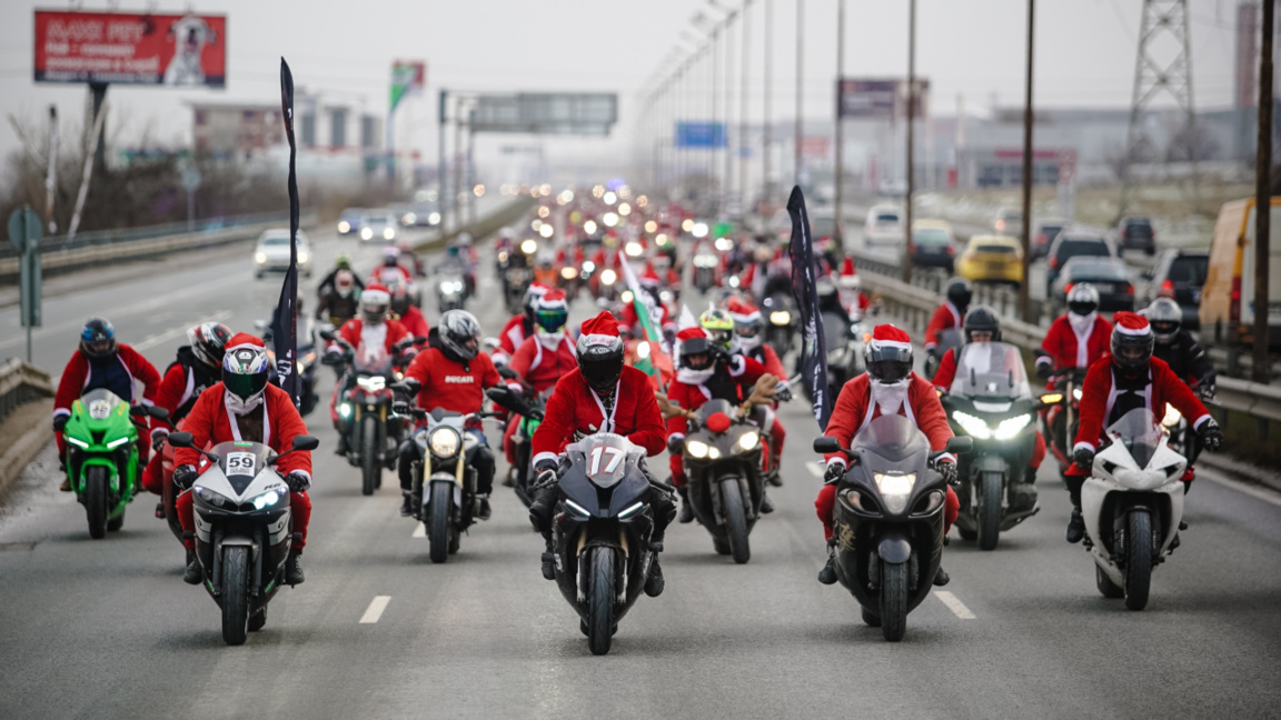 Sute de Moși Crăciuni pornesc într-o plimbare cu motocicleta pe străzile Sofiei