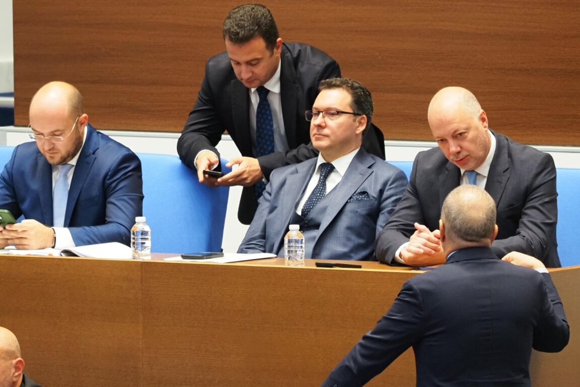 Министрите Георги Георгиев (вляво), Жечо Станков (на втори план прав), Даниел Митов (в центъра) и премиерът Росен Желязков в НС по време на дебатите по вота на недоверие към правителството -  17 септември 2025 г.