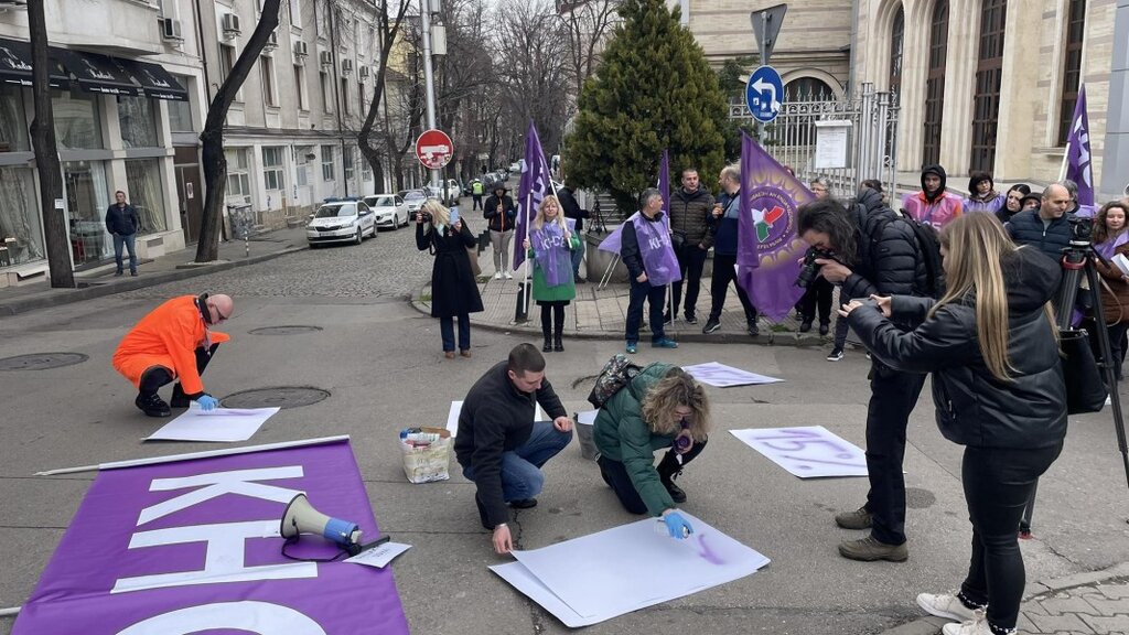 Служители в "Метрополитен" протестираха, затвориха за час един от входовете на метростанция "Сердика"