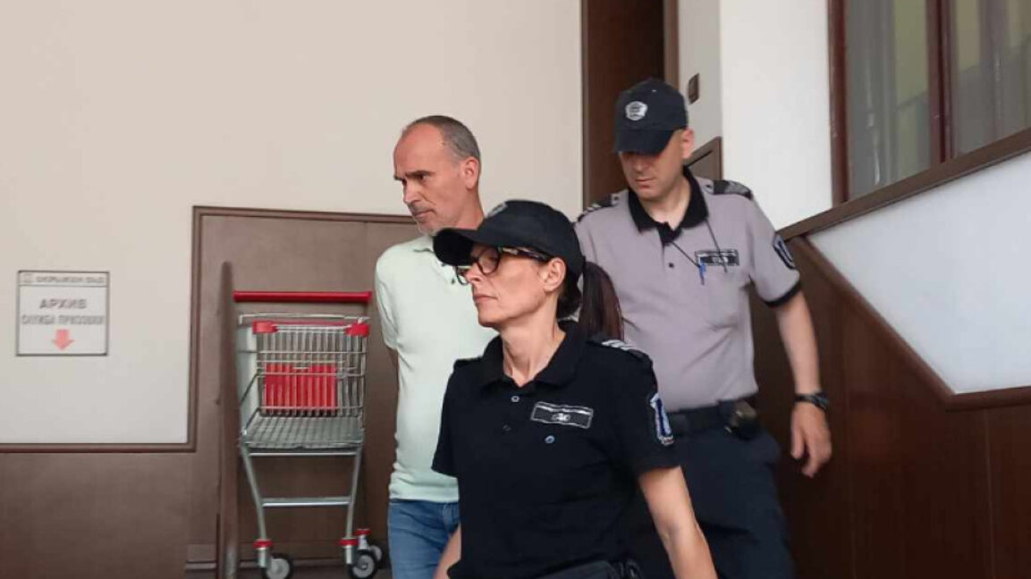 Лекарите, продавали метадон на зависими, остават в ареста