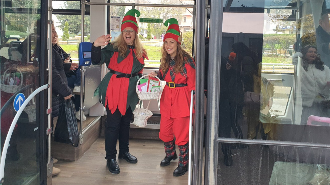 Раздават коледни късметчета в градския транспорт в Бургас