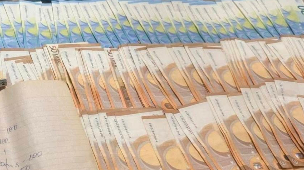 Двама съветници от Септември са арестувани за купуване на гласове