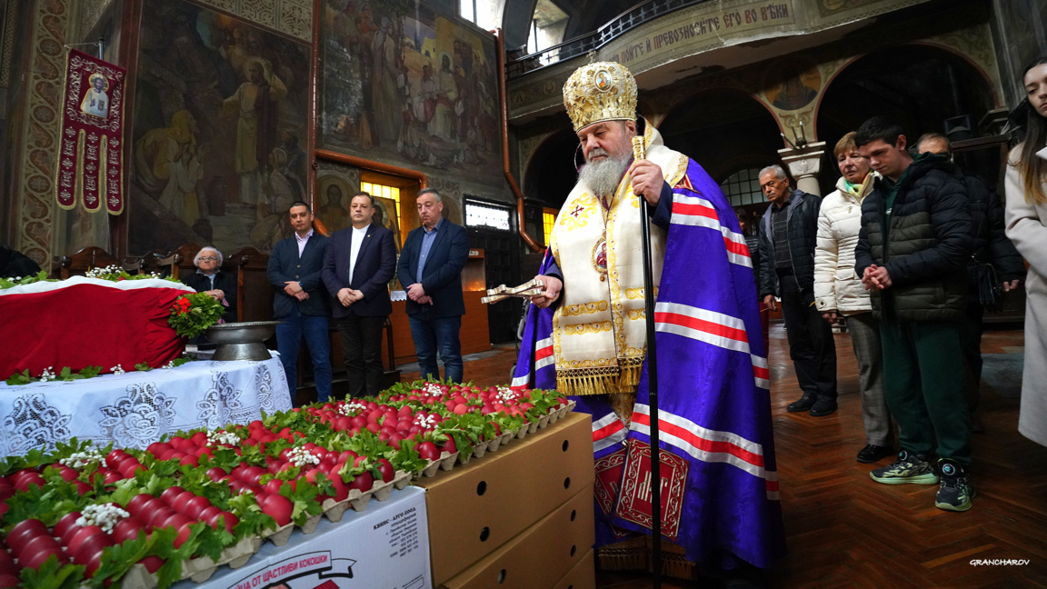 Великотърновският митрополит Григорий освети 3000 великденски яйца