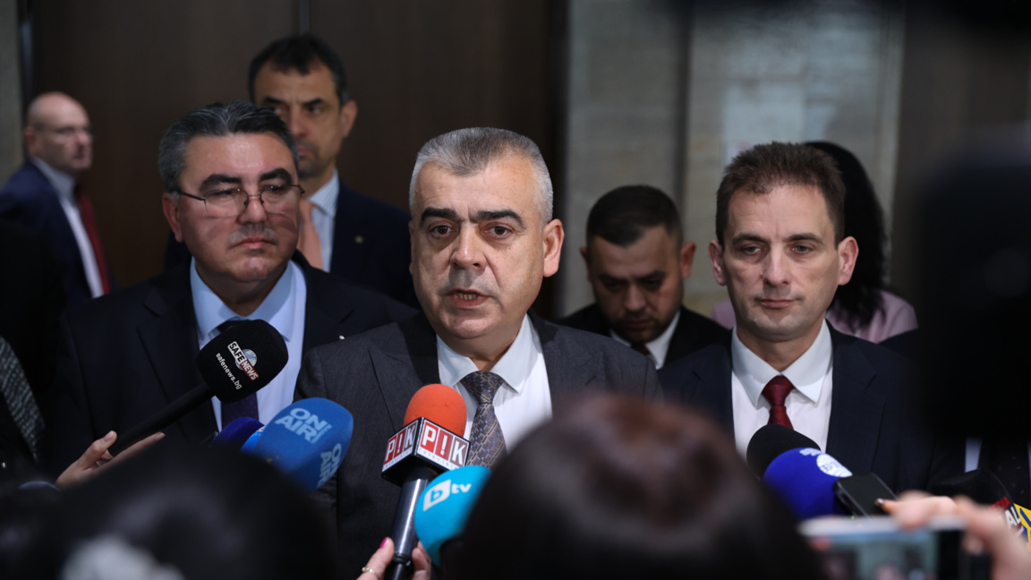 Председателят на ПГ на АПС Хайри Садъков (в средата) и депутатите Танер Али (вляво) и Севим Али