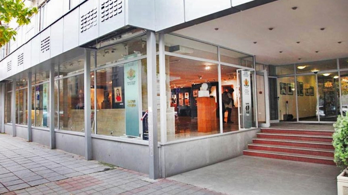  La gallería del Ministerio de Cultura presenta obras de vidrio 